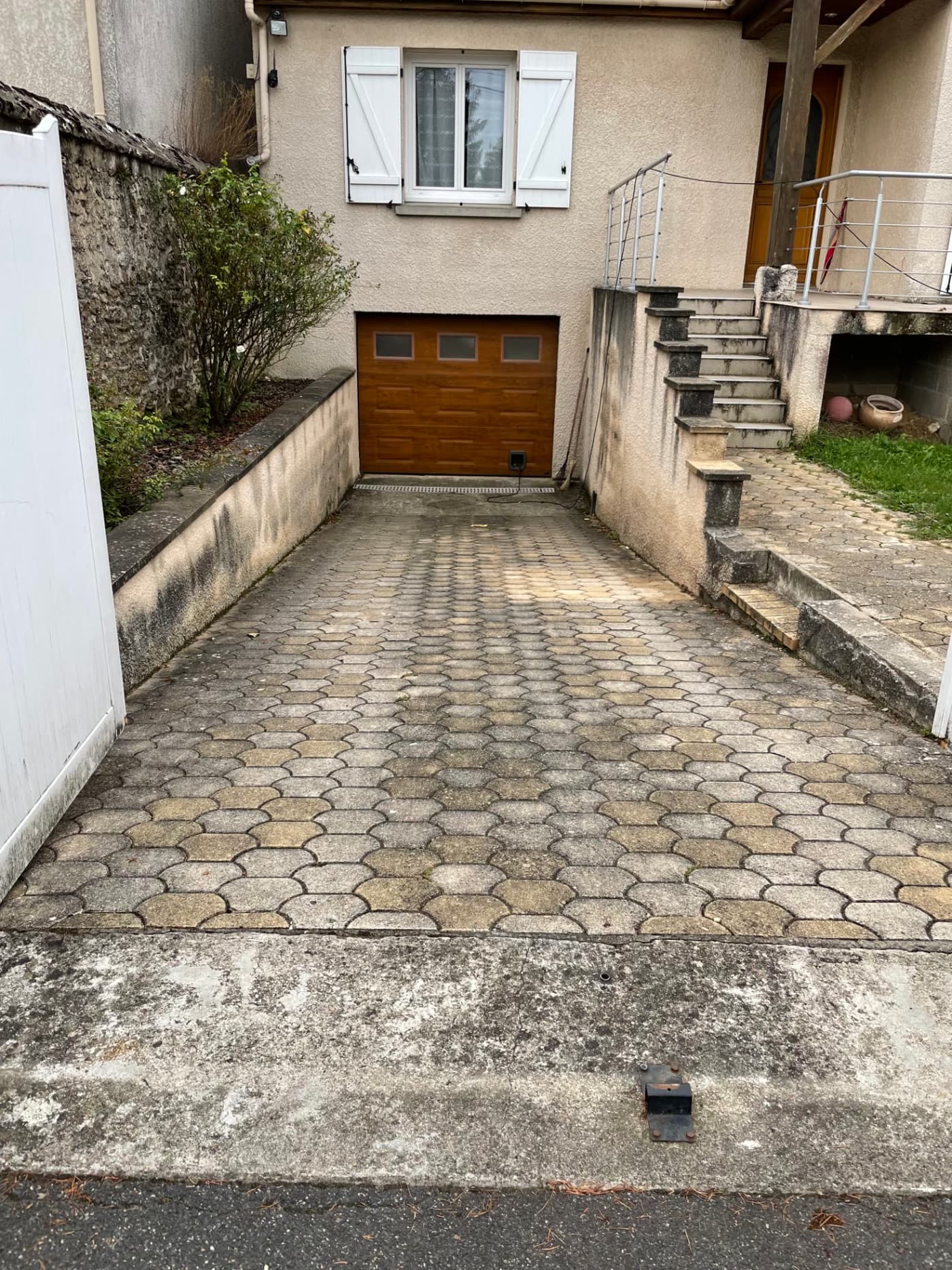 Allée de garage en pavés autobloquants verdie et encrassée avant nettoyage
