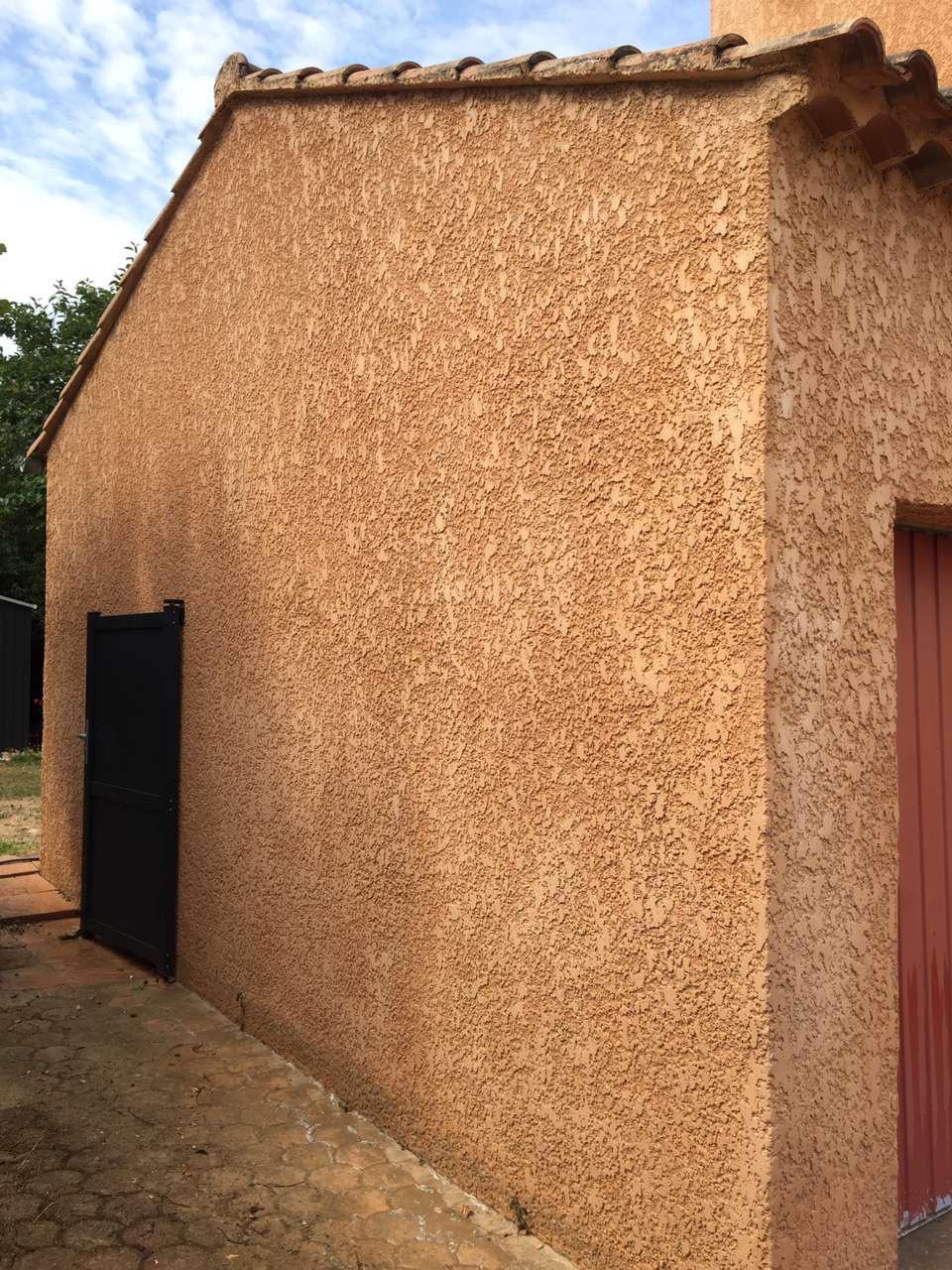 Mur pignon en crépi ocre après nettoyage de façade